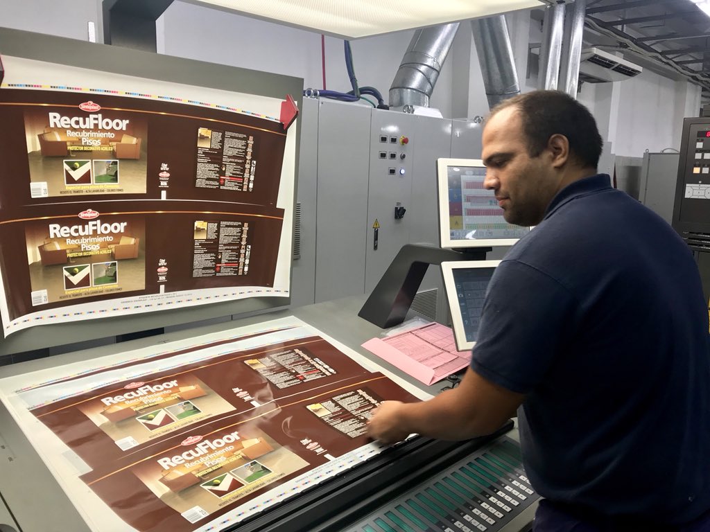 Produccion_PBA's tweet photo. #Escobar | Hoy también estuvimos en #Fleximpress, un empresa 🇦🇷 de la industria #gráfica 🏭 que acompaña a sus clientes en el desarrollo de todo el proceso #InMould y es líder en la fabricación de etiquetas
💻 👉🏻 https://t.co/WnOGlmgH3f https://t.co/w9dOA9VBub