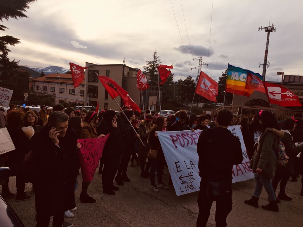CarusiFrancesca's tweet photo. #L'Aquila #8M
#wetoogether #nonunadimeno
Possedere non è amare e la scuola lo DEVE insegnare!
@UdS_Studenti
@reteconoscenza https://t.co/qGyd1Xvzou