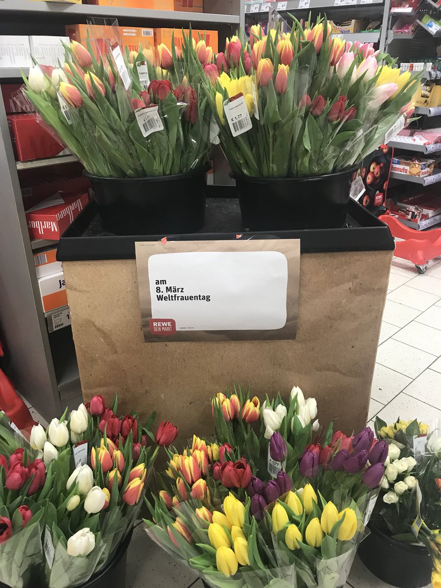 IsabelleBethe's tweet image. Die Begeisterung kennt keine Grenzen. Das ganze Arrangement strotzt vor Liebe und Respekt. @REWE_Supermarkt #Weltfrauentag
