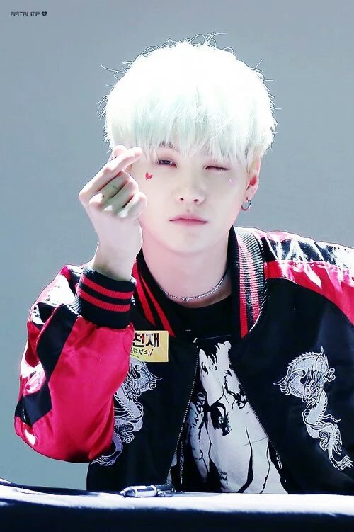 SadButBTS's tweet photo. Mint Yoongi VS Black Yoongi..?
Don't ask me to choose I will step on your left big toe before I choose..
#GeniusYoongiDay
#BTSNoMTVHITS
@BTS_twt #iHeartAwards #BestFanArmy️ #BTSARMY #HopeWorld #Daydream #HixtapeOutNow #HIXTAPE #Airplane #AirplaneMVOutNow https://t.co/nOzDHh79Tg
