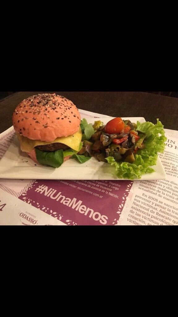 FacundoOdasso's tweet photo. @omarperotti #PinkBurguer Innovadora campaña por el adían Internacional de la Mujer, panes de hamburguesas rosa más individuales con info para los bares https://t.co/Pwv4lnVuoF