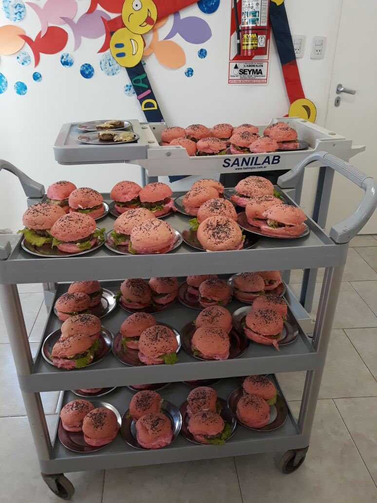 FacundoOdasso's tweet photo. @omarperotti #PinkBurguer Innovadora campaña por el adían Internacional de la Mujer, panes de hamburguesas rosa más individuales con info para los bares https://t.co/Pwv4lnVuoF