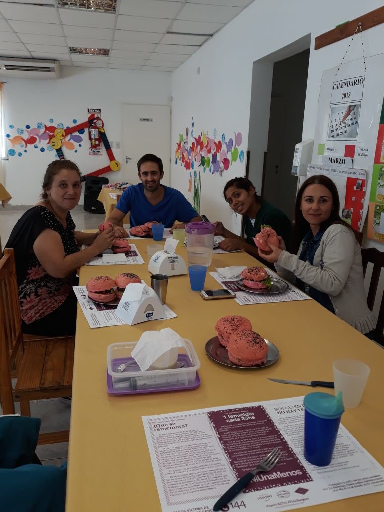 FacundoOdasso's tweet photo. @omarperotti #PinkBurguer Innovadora campaña por el adían Internacional de la Mujer, panes de hamburguesas rosa más individuales con info para los bares https://t.co/Pwv4lnVuoF