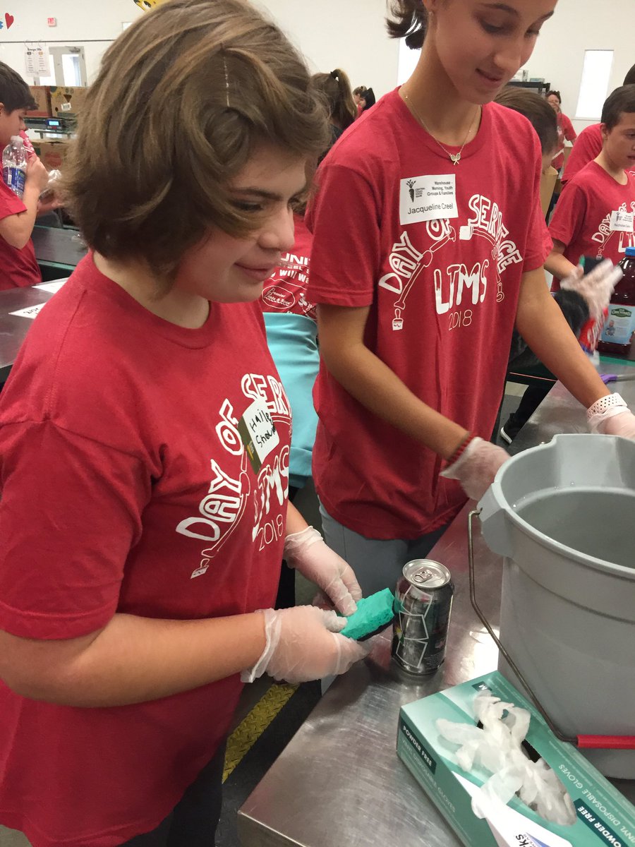 BrandiHardee's tweet photo. Having fun at the food bank #ltmserves @LTMSFreed https://t.co/KfQVM6j09Q