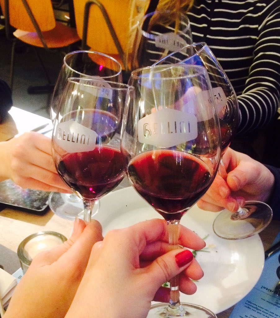 GalotJu's tweet photo. Schol op internationale vrouwendag! #teambuilding #TiBproject #masterMPC https://t.co/BBoMPenUBt