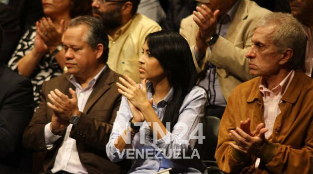 AlfonsocaroVe's tweet photo. No pasaron 48 horas y el tan convocado “Frente Amplio Venezuela Libre” que supuestamente convocaba la Sociedad Civil es para revivir el cadaver de la MUD. Solo vean la fotografía. Lamento que muchos de muy buena fe e intención hayan caído en esto. https://t.co/mUnwsp3O78