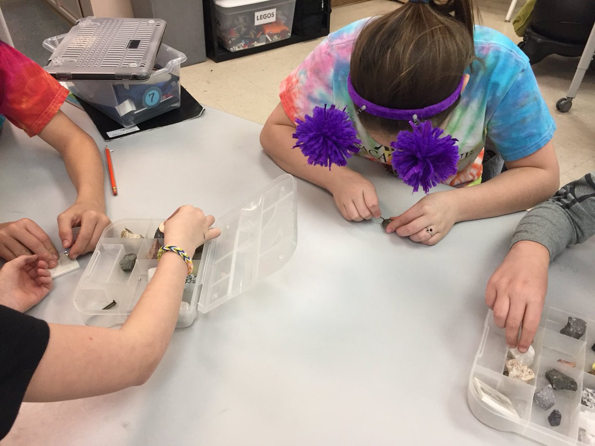 RodgersC_'s tweet photo. Geologists in the making! Testing each rock to figure out if it is igneous, sedimentary, or metamorphic! #rockingoodtime @EESMaher @scienceCCPS https://t.co/nA8fHtT9u8