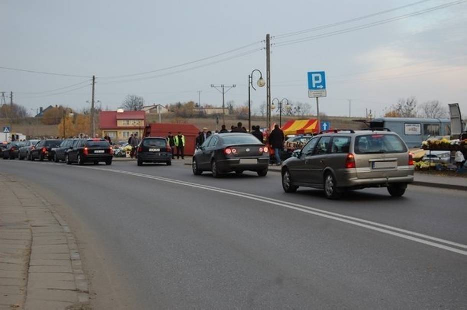 petycjeKwidzyn's tweet photo. @petycjeKwidzyn @KwidzynNM #cmentarz #akcjaznicz #korki #malborska #Kwidzyn Kiedy #zjazdy na #skrzyżowaniach #bezkolizyjne dla łatwego poruszania się. Kiedy #wyjazd z #parkingu dalej od przejścia dla pieszych. https://t.co/Bz8JhtPD2R