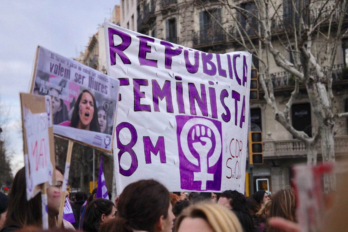 barcelona_cat's tweet photo. En marxa la manifestació “Ens aturem per canviar-ho tot!”, al centre de la ciutat.

Els carrers s’omplen per reivindicar el #DiaDones18. https://t.co/9fVVQCLtH9