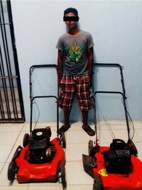 Seg. Pública, detuvo a dos presuntos delincuentes por robo al Jardín de niños y al centro de salud del Poblado C-41. 

Los detenidos son Pedro Adán “N” y José Francisco “N” ambos menores de edad, con domicilio en la calle 9 del Pob. C41.  Los menores fueron enviados al AMPEA