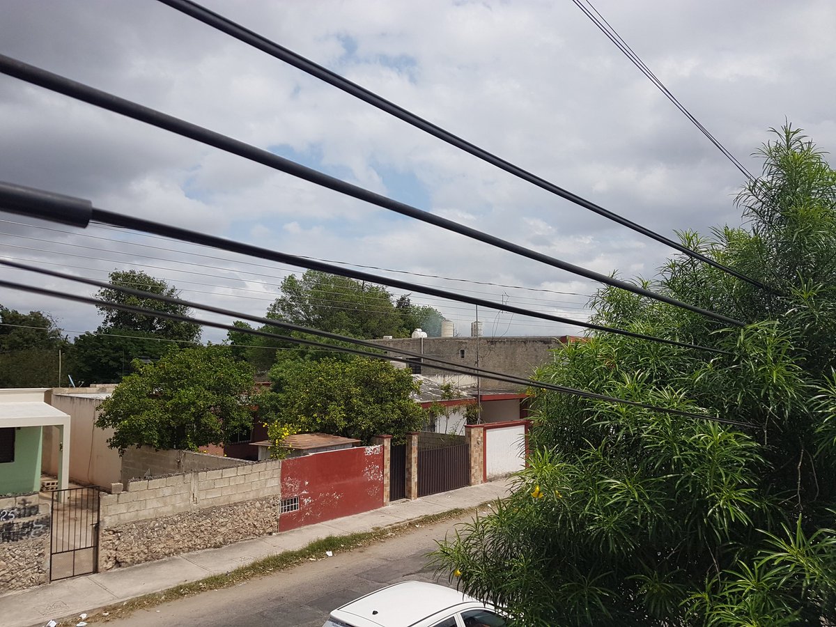 Biocleanmx's tweet photo. @AyuntaMerida @MauVila @salud_yucatan @GobYucatan @DiariodeYucatan Quema de llantas y basura en Fracc. Zazilha. desde hace 2 días y nadie hace nada. https://t.co/iAPUUwC55a