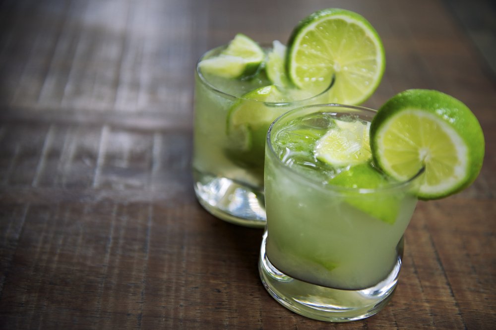 Sabrosia's tweet photo. Se acerca el fin de semana y preparamos una Caipirinha https://t.co/aXtAzxdqx2 https://t.co/lJQYhGLv5k