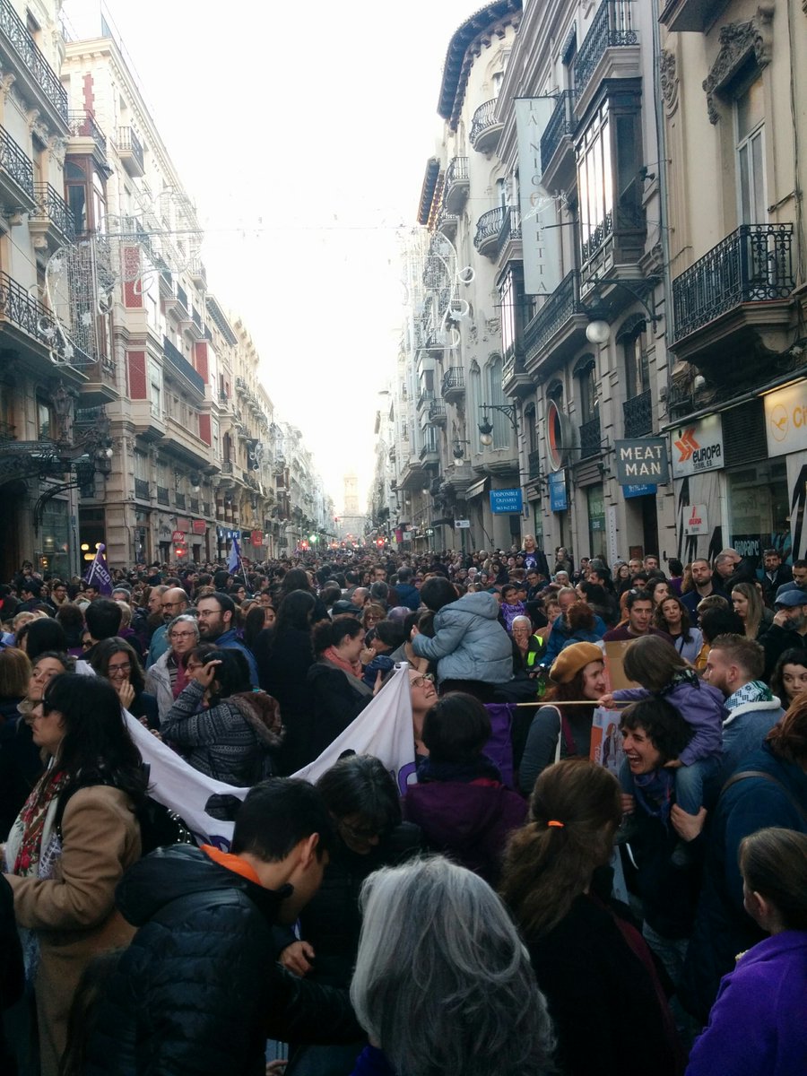 quevesqueoyes's tweet photo. Las calles, de morado en #8Mvalencia   Llenas de ánimo. https://t.co/TCsIpX5is0
