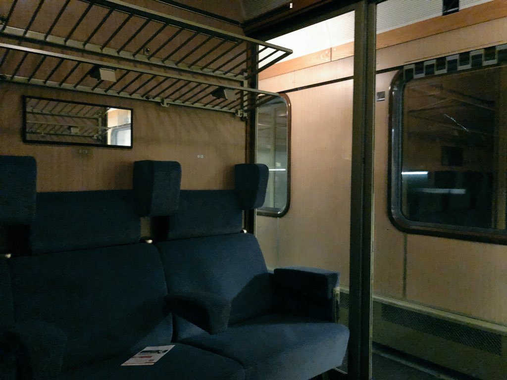 hluecke's tweet photo. In diesem Abteil von #IC2002 hätte auch der @GadgetInspektor gut schlafen 💤 können auf seiner kürzlichen Nachtfahrt. #ChillOutZone #Dunkelhier #Bahntweet #Likethat https://t.co/5wJlquvWAC
