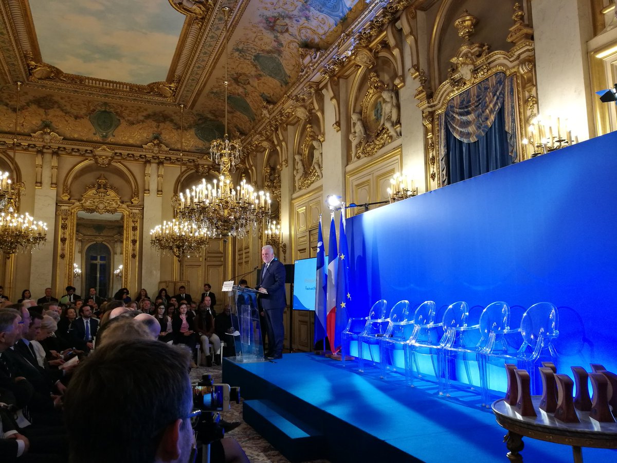 QuentinDelorme's tweet photo. À l'occasion de la 20ème Rencontre alternée des premiers ministres, @phcouillard célèbre les 50 ans de l' @ofqj_france 🎂🎉🎆
(Et déjà plus de 20 ans d'échanges avec le @CAP_FQ 😉) https://t.co/oPFTvSZHQM