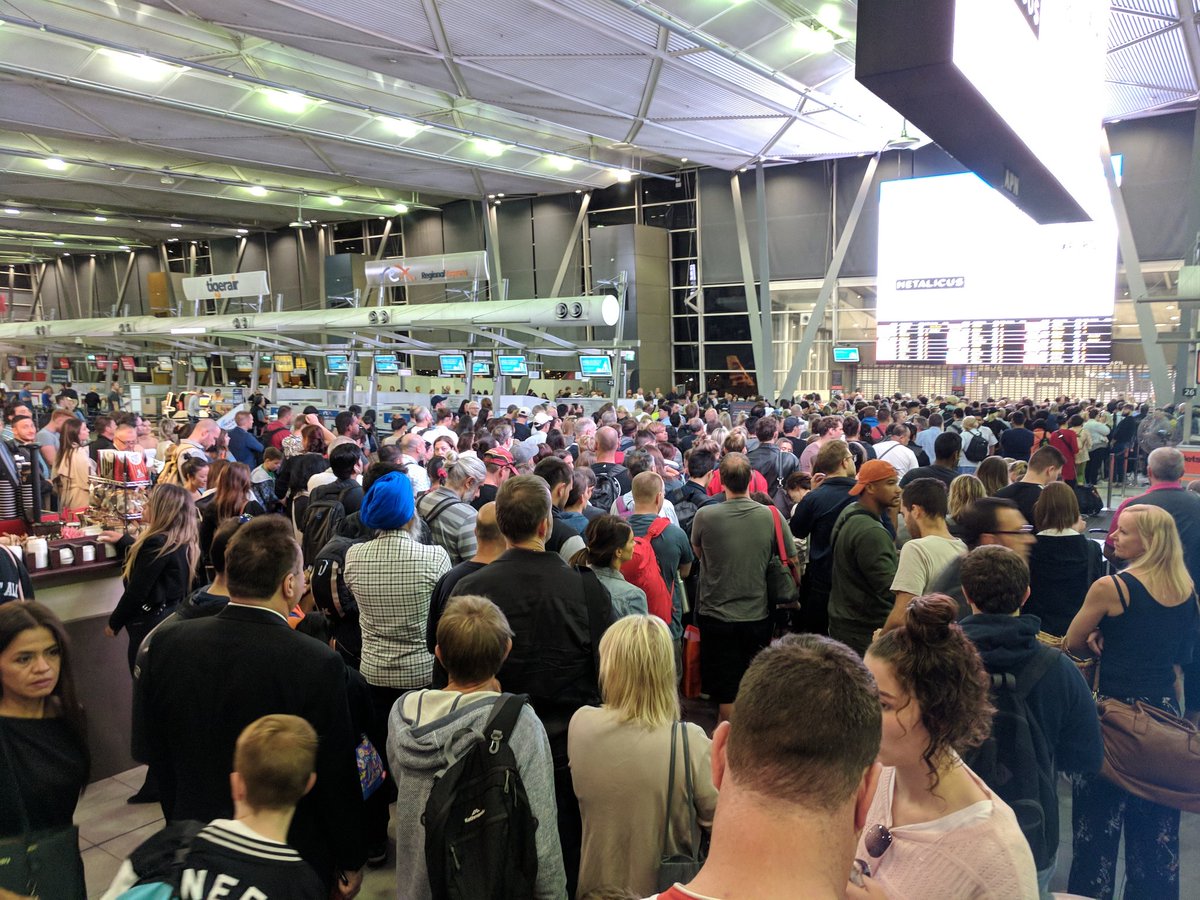StephenSmiley's tweet photo. Hello early flight, hello IT failure @SydneyAirport #Sydney https://t.co/JA95lRsK2Y