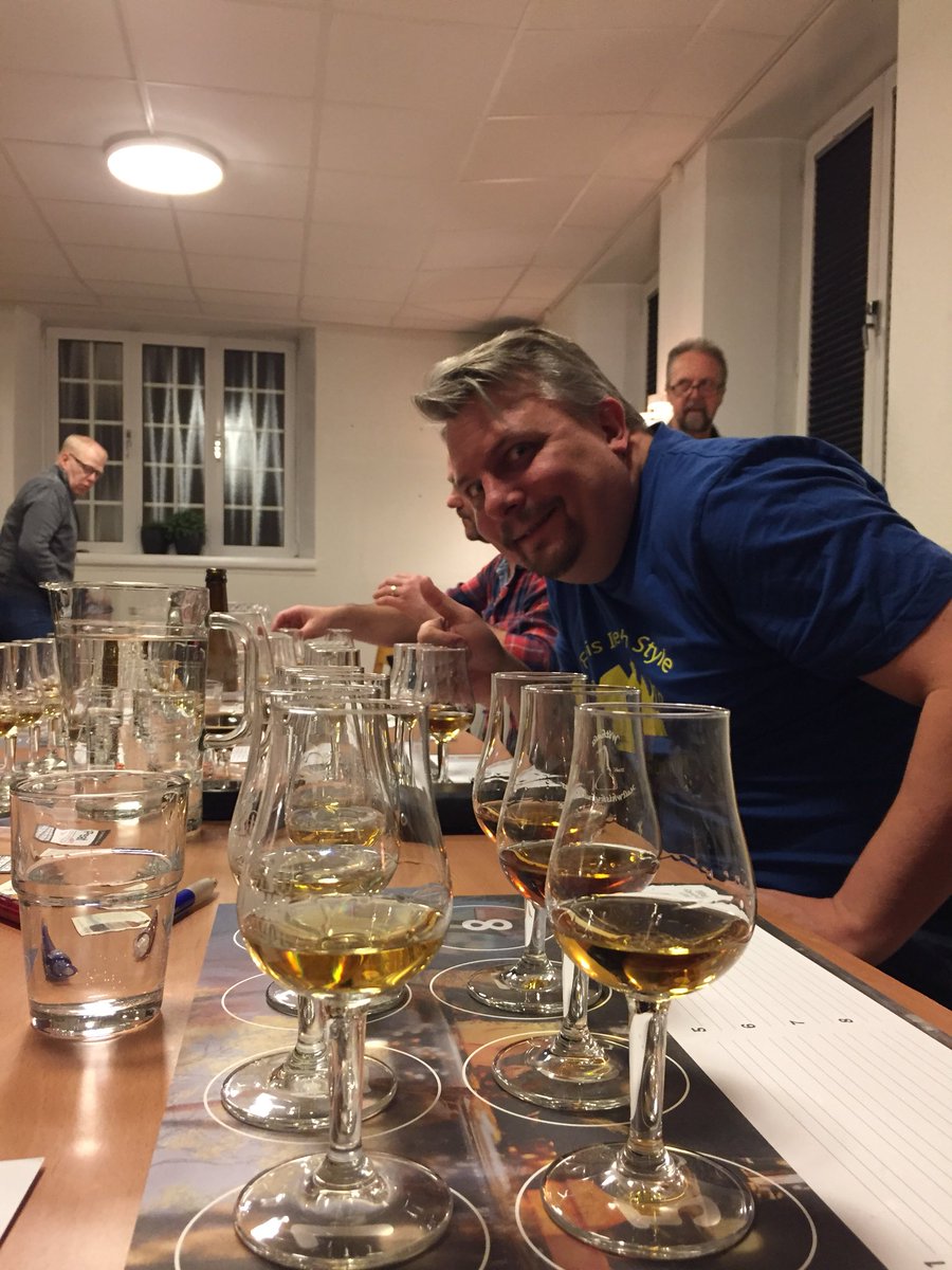 PingisPersson's tweet image. Dricker wirre med bästa klubben. WMW såklart! #whisky #elementsofislay
