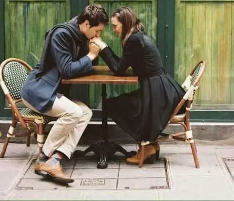 ماذا أكتب في وصفك
وأنا في الحبِ عليلٌ
أجمع في قلبي عشقكِ
وأذوب حنينآ وغرام
خديني يا ملهمتي مني
وأسقيني قبلاتك
ف عيدي عيناك
وجنوني شفاهٍ ك المرمر
يا غزلي
يا محراب صلاتي
يا قبلة آهاتٍ أخفيها
أبكيها ب ليلي مساء صباح
وأدندن فيها حروفي
وأزرعها ب نبضي والروح
#حواء_الجميلة
#حروف_الجنتين