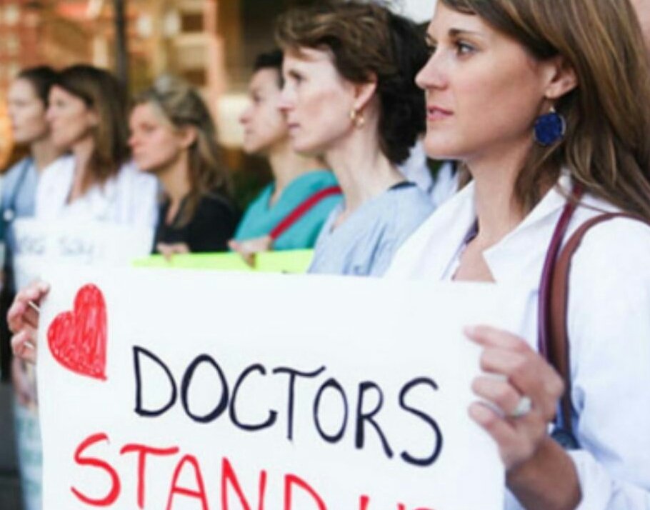 بیشتر از 700 پزشک کانادایی با امضای دادخواستی به افرایش حقوق خود اعتراض کردن! اون‌ها میگن تا وقتی پرستاران و بیماران دچار مشکلات مالی هستن افزایش حقوقشون رو توهین به خودشون میدونن!