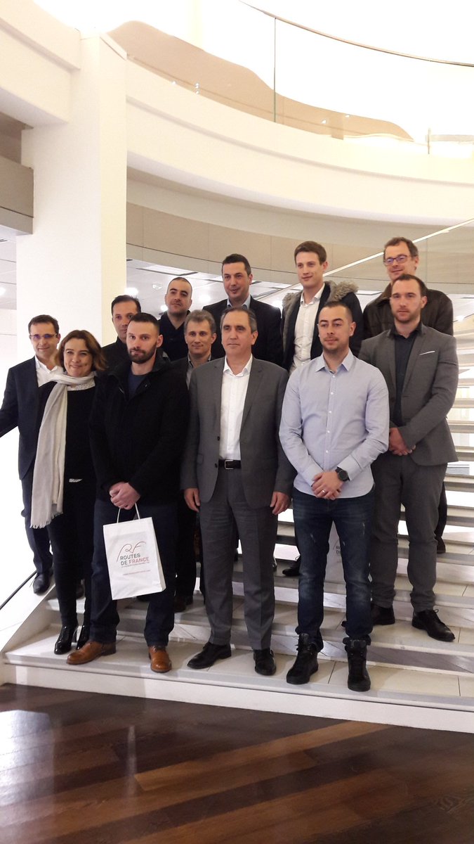 FRTPIDF's tweet photo. Remise des CQP constructeurs de route 2017 à #etoilesainthonore  #teameurovia  @RoutesdeFrance1 @Eurovia_Group https://t.co/yGw6b2uqbm