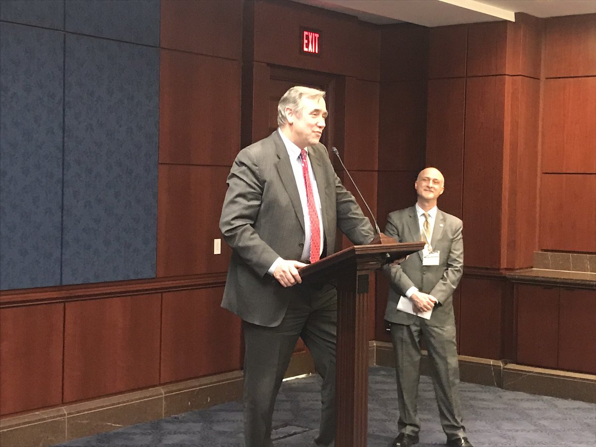 AllianceExchnge's tweet photo. @JeffMerkley shares his exchange experience at the @AllianceExchnge’ Congressional reception. #ExchangesImpact https://t.co/jvB3iNp5wI