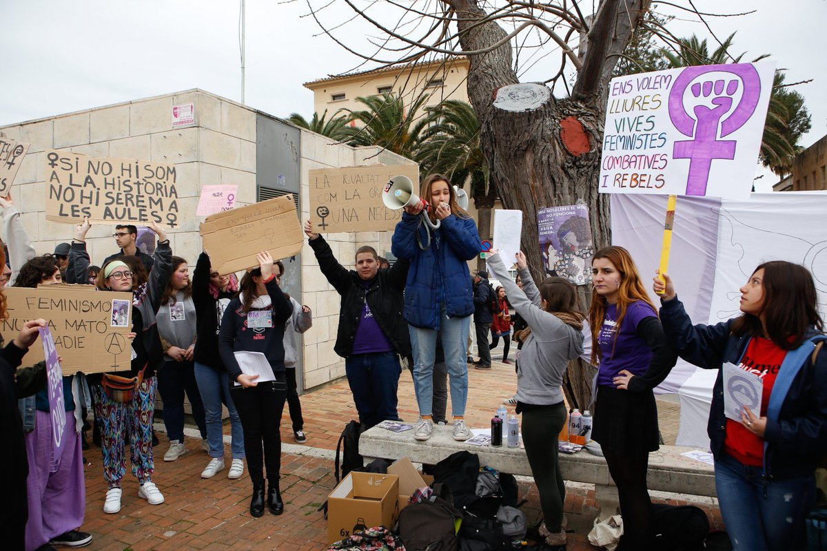 FOTOS. Actos y concentraciones por el Dia de la Dona 8-M  buff.ly/2GaLXCA