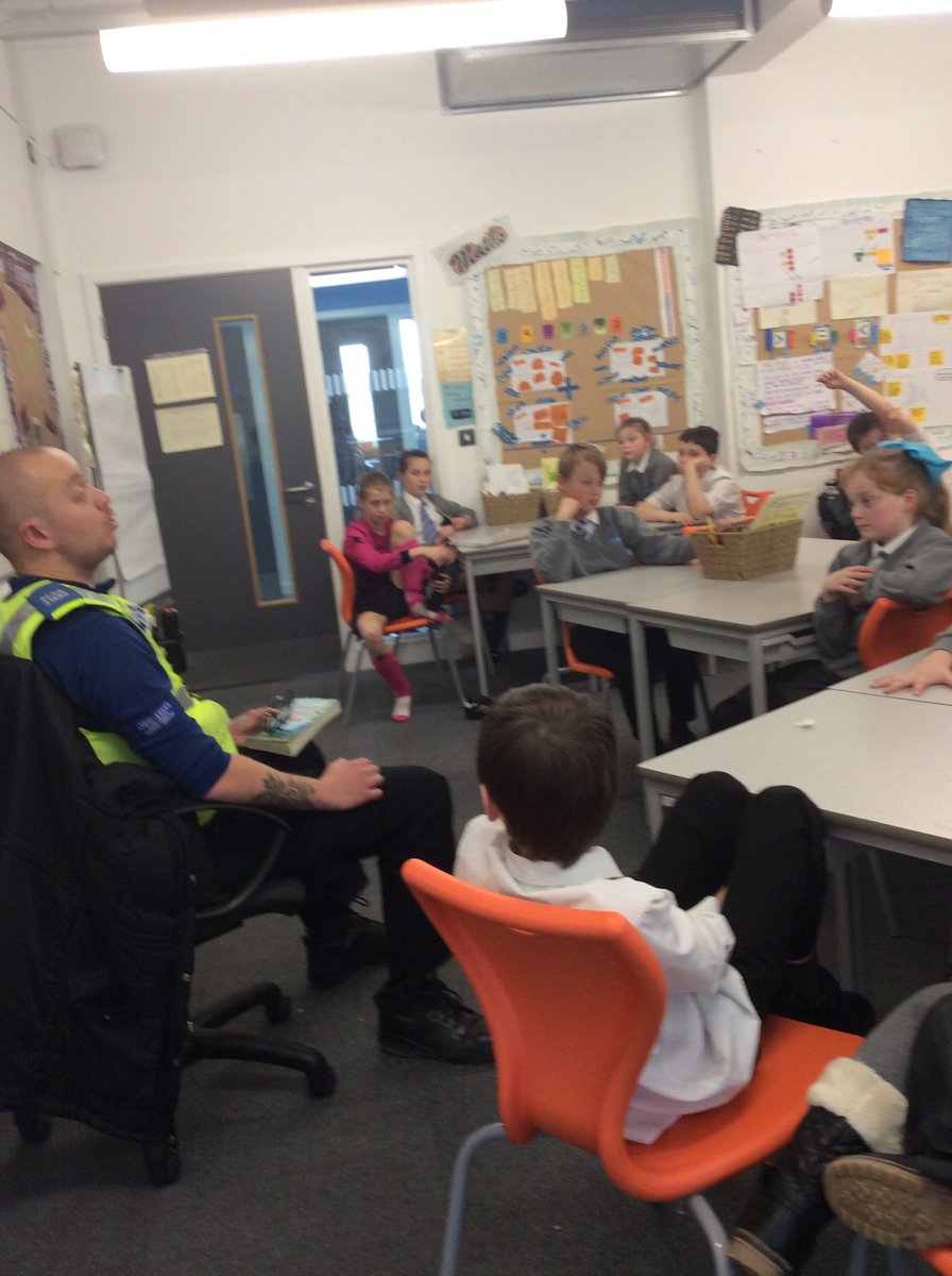 DeePointPrimary's tweet image. #secretreader in Titania. Many thanks to @ChePolDenby and PC Malone for the reading session :) @cheshirepolice Positive male role models