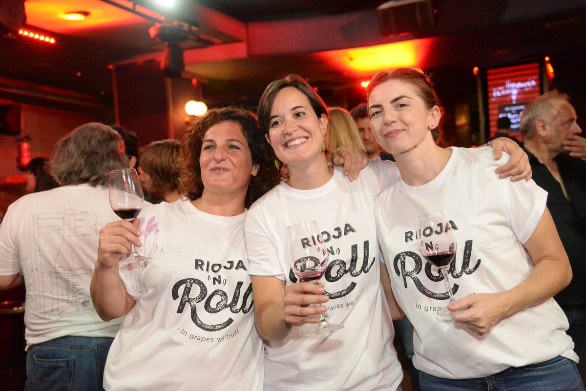yolanda_arri's tweet photo. Bárbara Palacios, Sandra Bravo y Eva Valgañón, enólogas e integrantes de @riojanroll Defensoras del retorno a un vino más humano, menos industrializado y más apegado a la tierra #Gastrónomas8M  
https://t.co/6mcB7iDDmN https://t.co/1IoIWEoSY1