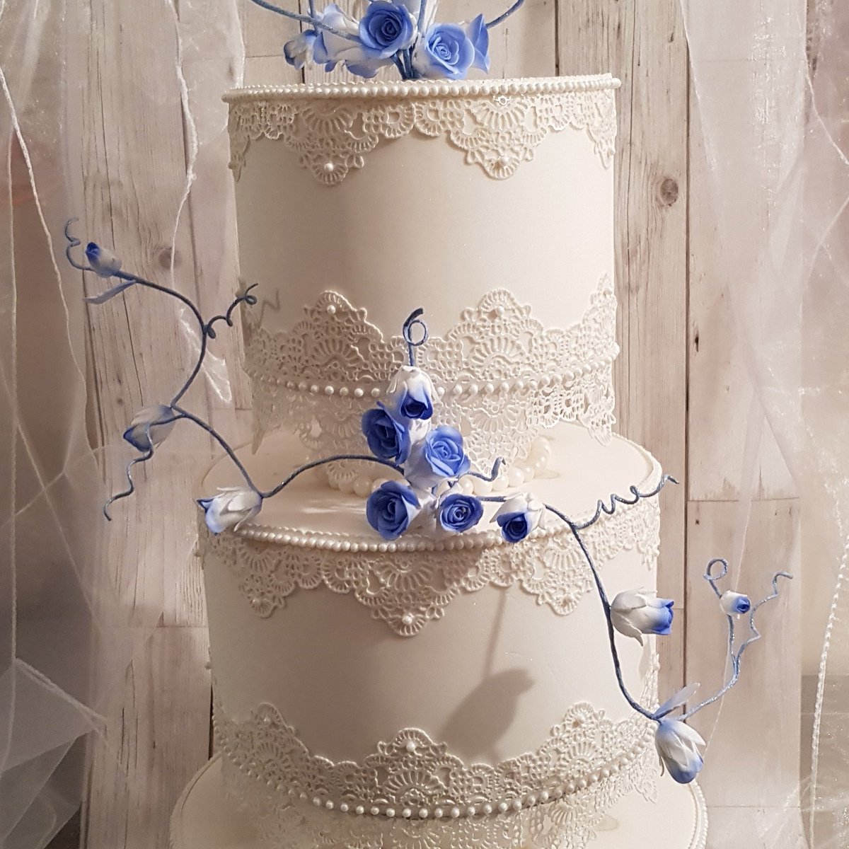 SwissmissCakes's tweet photo. Happy with the result considering the competition #Hotelympia2018 #salonculinair #merit #weddingcake  #sugarflowers https://t.co/WPuhFntPo3