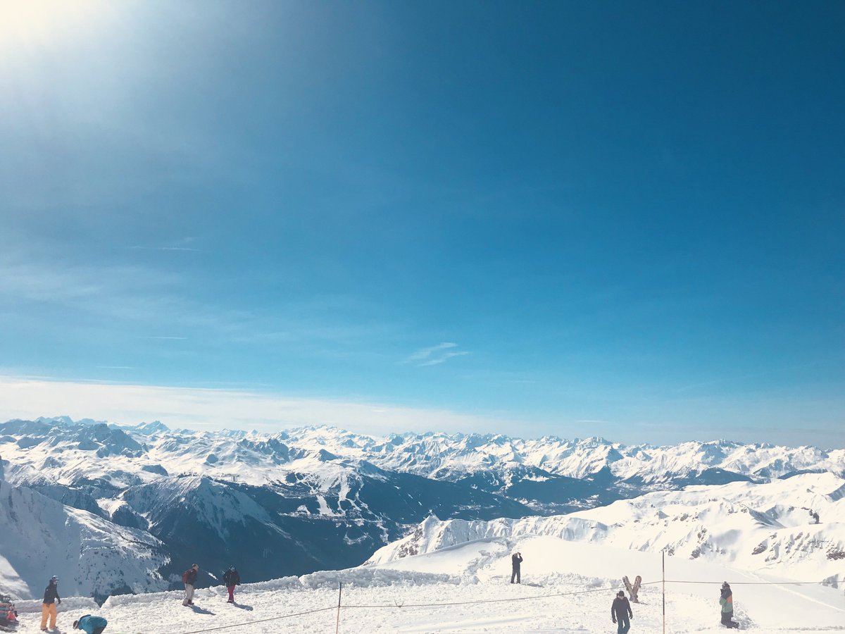 GetTheSkibug's tweet photo. When you have views like this on your door step 😍
#glaciersopen! #viewformiles #powderdays #freshtracks #blackruns https://t.co/PIIXxw6McC