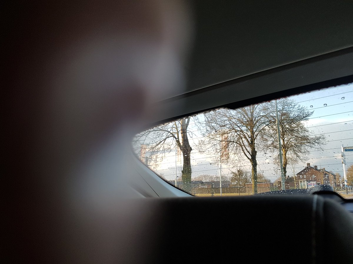 WeermanRoel's tweet image. Prachtige buienluchten vanavond vanuit de auto, vond ook mijn zoon. Een foto maken viel echter niet mee :-) #zovaderzozoon