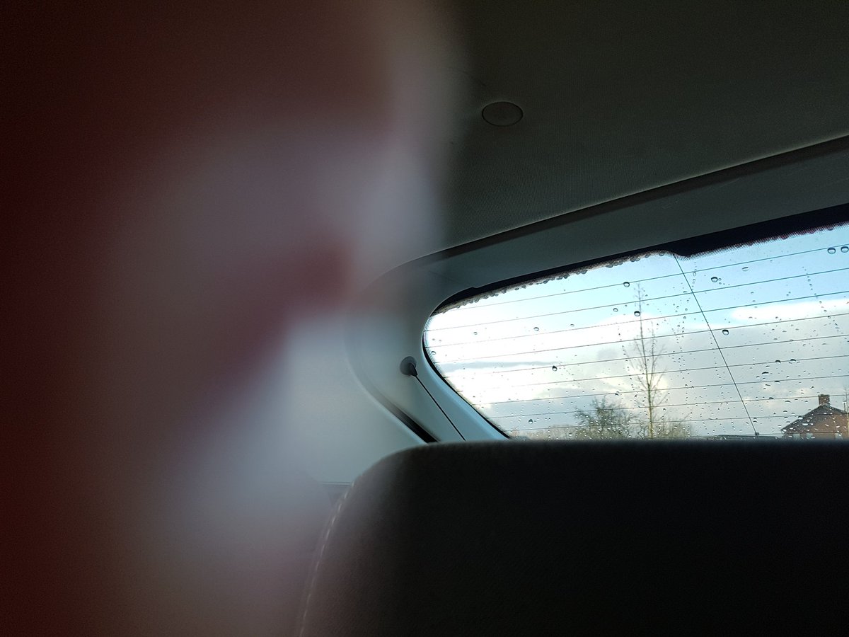 WeermanRoel's tweet image. Prachtige buienluchten vanavond vanuit de auto, vond ook mijn zoon. Een foto maken viel echter niet mee :-) #zovaderzozoon