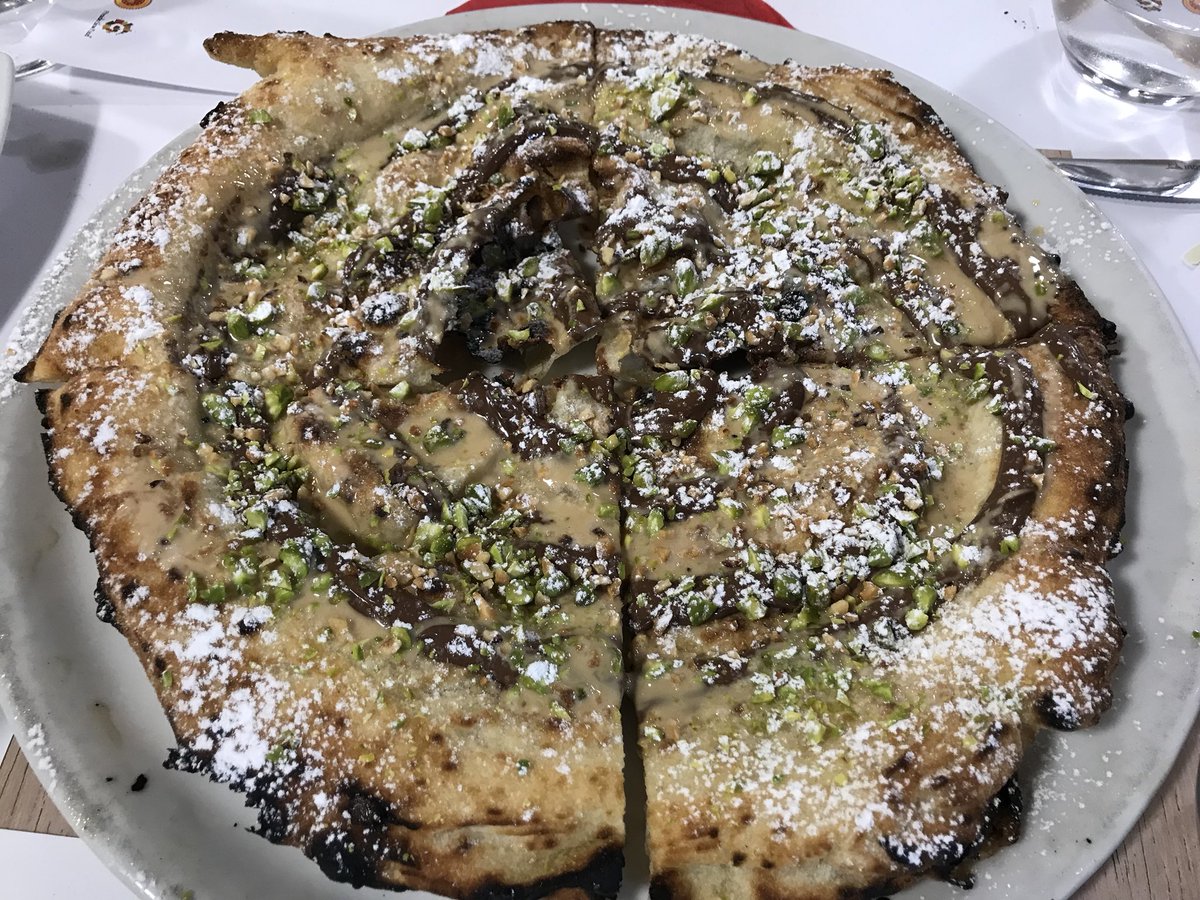 marcofoodguide's tweet photo. FRITTA E POI PASSATA AL FORNO 😍😍😍 al primo morso le papille gustative sono impazzite...🤪🤪
Cioccolato classico e cioccolato alla nocciola di @venchi1878 ,granella di postacchio ,spolverata di zucchero a velo e qst impasto che sembra burro😍!!! di @pizzeria.luigicippitelli https://t.co/jQ0rCQfpZP