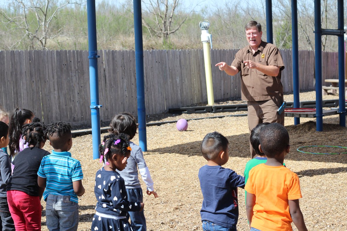 Capital_UPSers's tweet photo. Spring break next week?! π¦π§π± #CapitalDivision #Safety co-chairs teaching @ChildInc_TX preschool students to stay safe and heathly during break. #NutritionMonth #FitnessMotivation #Hydration https://t.co/hapcdfqq6z