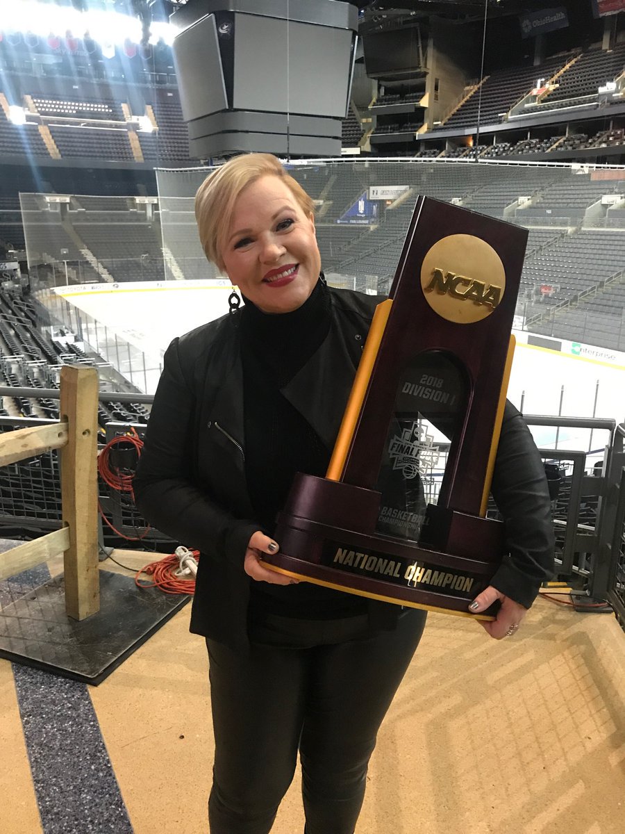 ColumbusSports's tweet photo. The next guest on the @WFFColumbus Trophy Tour is one incredible woman.
Celebrate #InternationalWomensDay and get inspired by @espn Reporter Holly Rowe!
https://t.co/KzwYxCWdvg
#FourUS #GoFourItAll #WFinalFour #sportsincbus #TrophyTour https://t.co/8H9TECUAAR