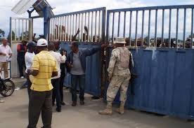 TuopinasCDN's tweet photo. ¿Cree que disminuirá  el flujo migratorio hacia RD con el despliegue militar apostado desde hoy en la frontera?
 Recibimos tus comentarios  y llamadas en el interactivo #TuOpinasCDN a las 3pm por https://t.co/MOGKLyoq0I 
@quezada_feliz @amauryrod222 @Dauritkf @rotsen_anileyna https://t.co/N086rkUu7v