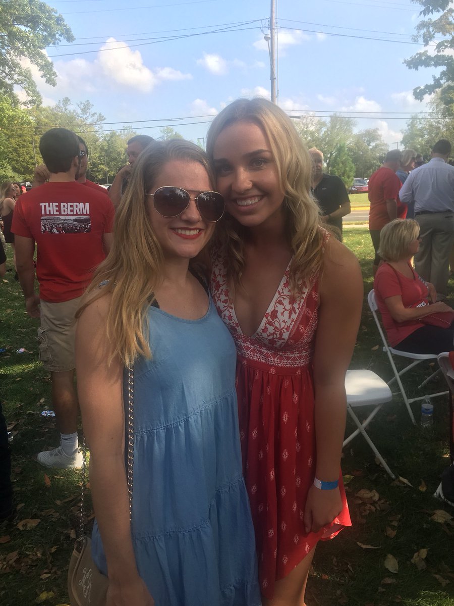 nickolsen97's tweet photo. s/o to the sweetest big &amp; lil in the game ily ily 🌟🌟 #SweetsWeek2018 @WKUSigEp @ChiOmega_WKU https://t.co/AgVFmEwMtC