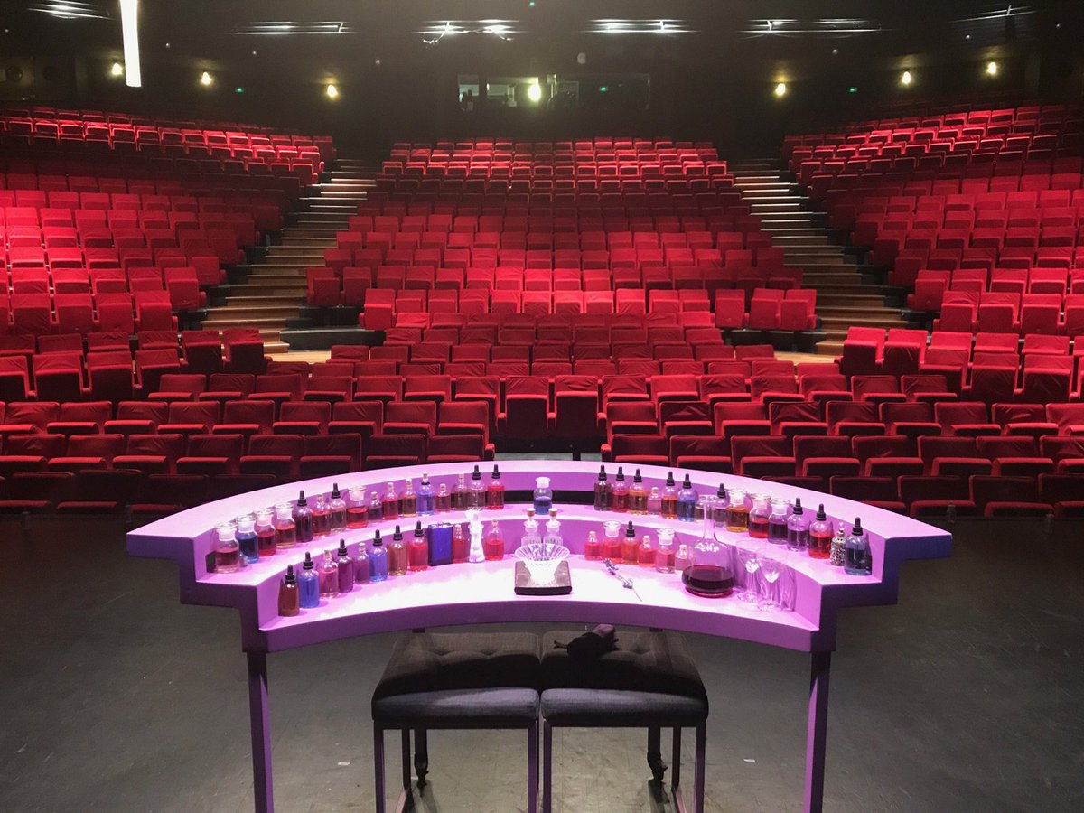GRANDSTHEATRES's tweet photo. Ce soir Clémentine Celarié et Pierre Cassignard interprètent le superbe spectacle "Darius" à Rueil-Malmaison
....l'amour d'une mère qui fait voyager son fils en faisant appel à un créateur de parfums. ..

 @CassignardP  @villederueil @MairesFrancais @franceculture https://t.co/xb6f4I4jGi