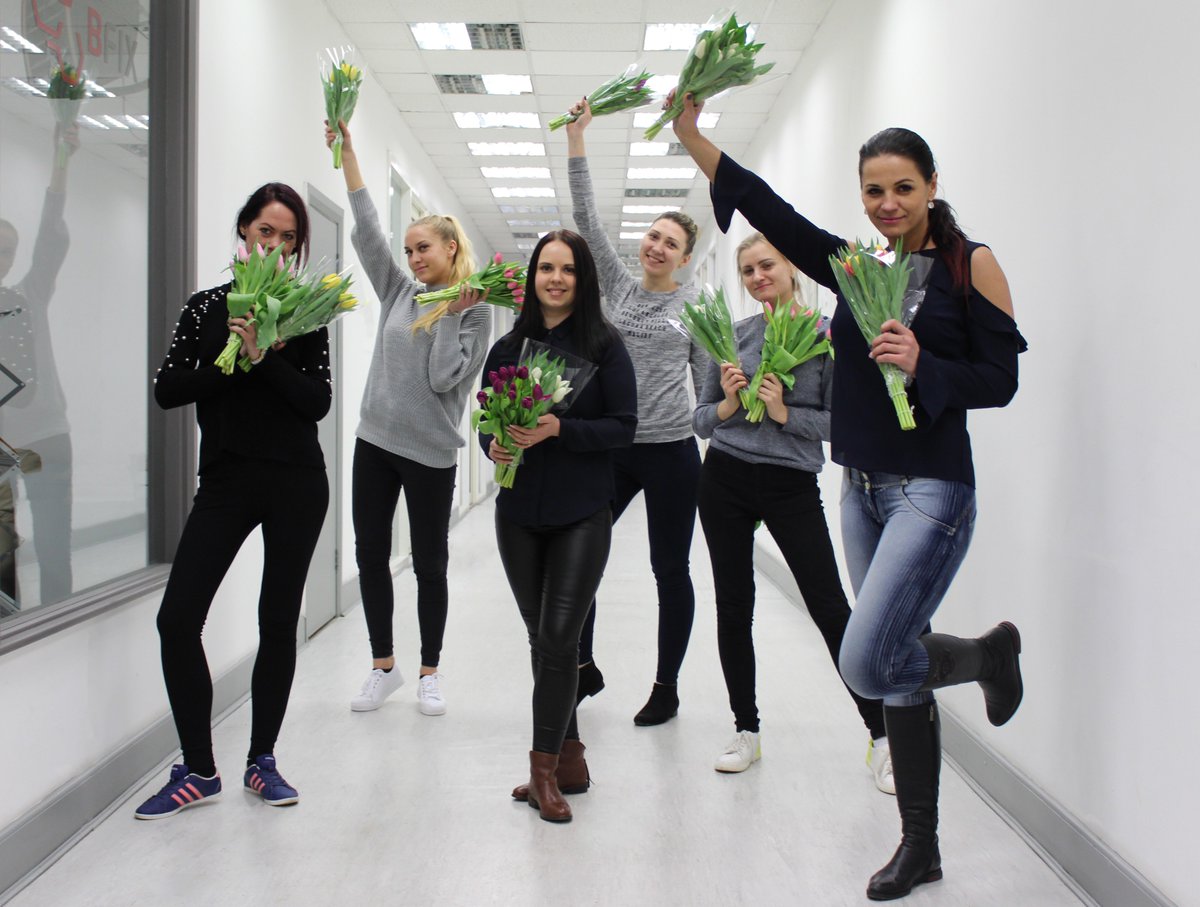 BFixRepairs's tweet photo. Flowers for the ladies on #InternationalWomensDay from the gentlemen at @BFixRepairs! https://t.co/LPIxkEcv7F