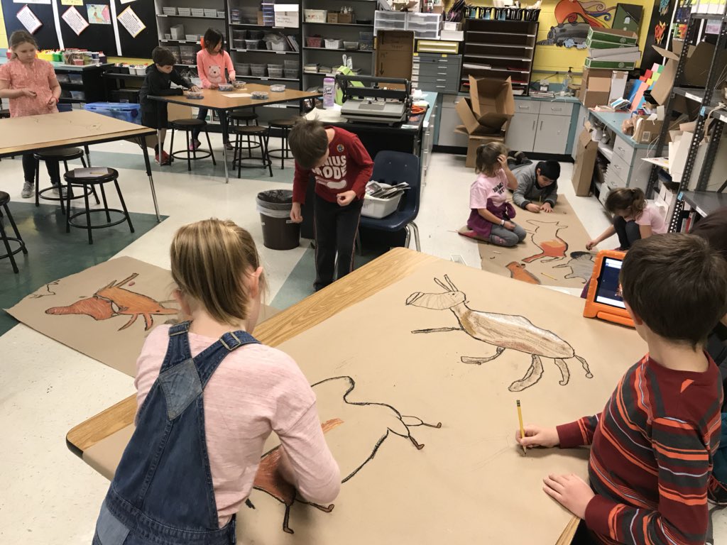 RNEArt's tweet photo. 3rd grade Bear Time students making cave drawings after learning about Lascaux. #RNEGreatThings #artclass #elementaryart # https://t.co/YdTZCvTUJZ