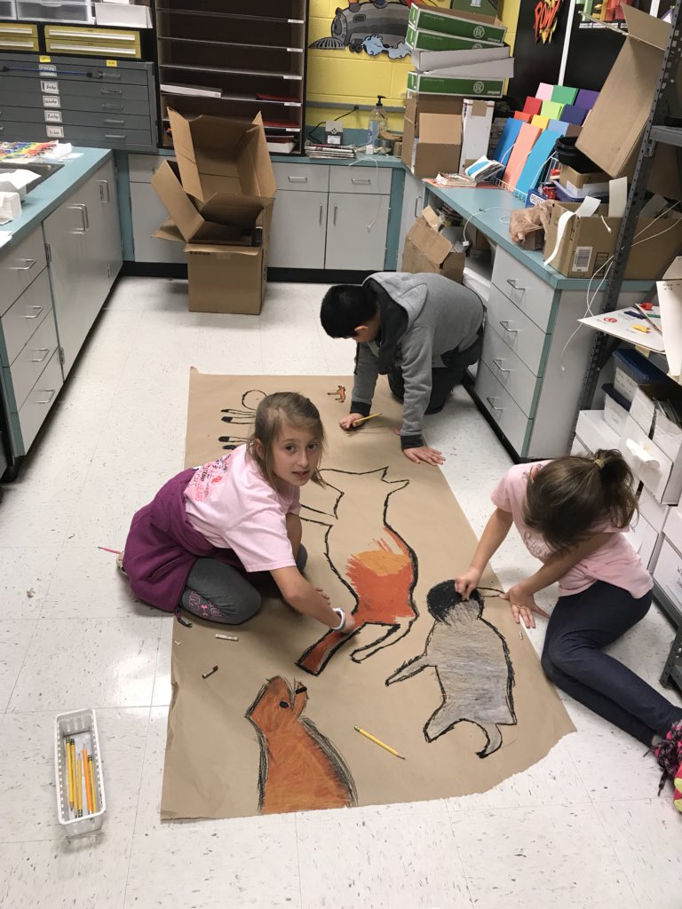 RNEArt's tweet photo. 3rd grade Bear Time students making cave drawings after learning about Lascaux. #RNEGreatThings #artclass #elementaryart # https://t.co/YdTZCvTUJZ