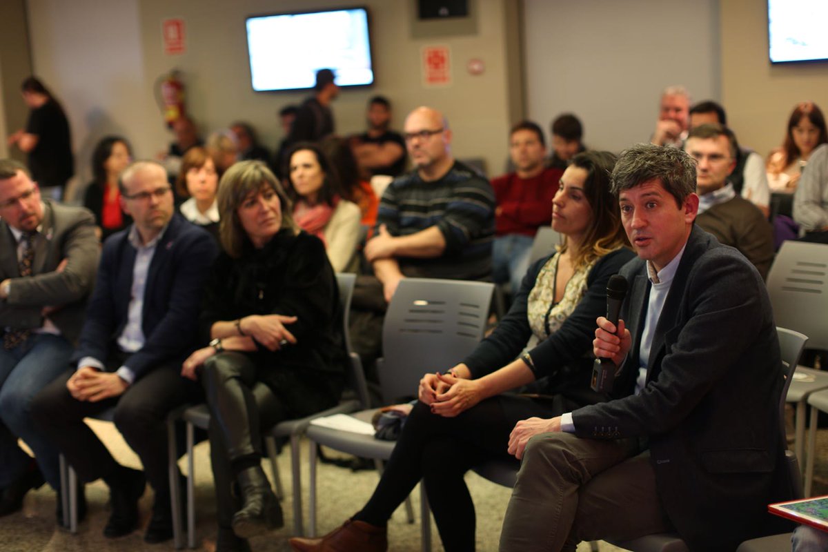 El debate de traslada, por fin, al público y @david15lh comparte: "trasladar el discurso y la reflexión sobre la #smartSCity a la ciudadanía es nuestro reto"