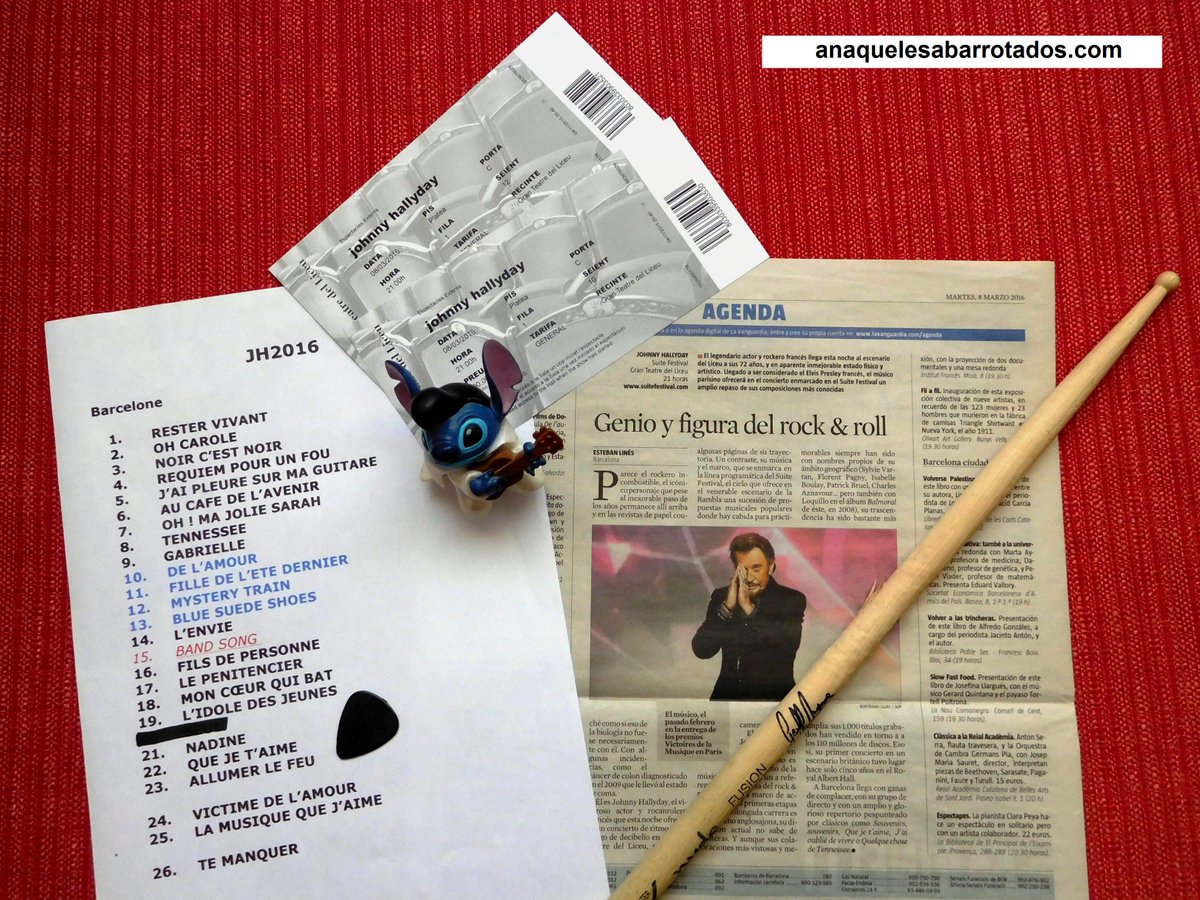 AnaquelesStitch's tweet photo. El 8 de marzo de 2016 #JohnnyHallyday actuó en la intimidad del @Liceu_cat de Barcelona.
Mis últimos recuerdos de #JH:
Una baqueta (firmada) de #GeoffDugmore.
El setlist de #YarolPoupaud.
La púa de JH...
...y su mano y la mía unidas un instante durante #QuelqueChoseDeTennessee. https://t.co/AoEXSEL5sw