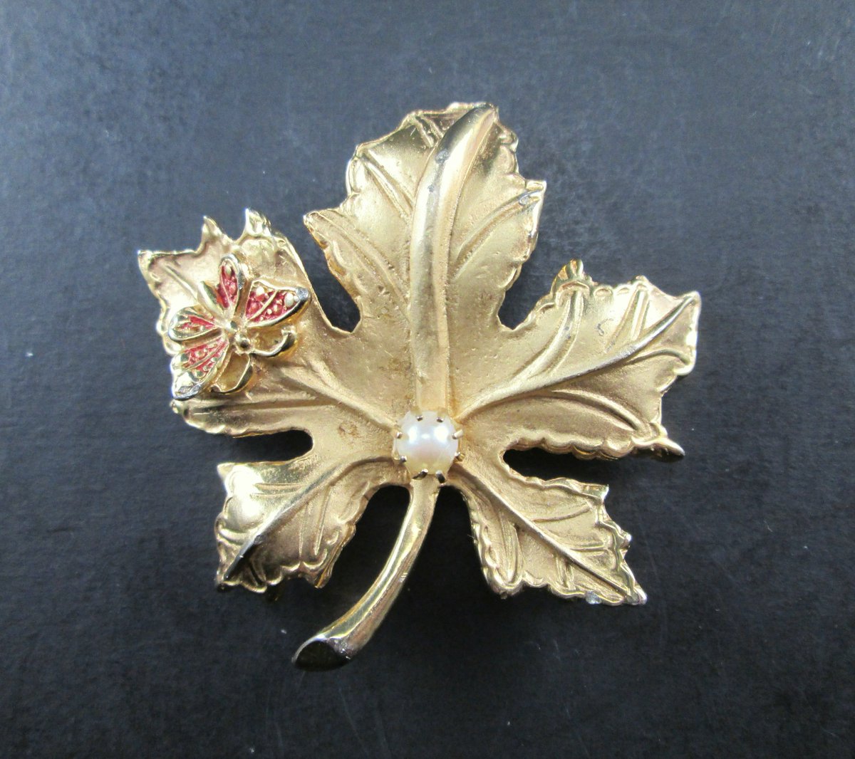 SecondhandNel's tweet photo. Vintage Marvella Gold Tone Maple Leaf and Red Butterfly Brooch Pin with Faux Pearl Signed at SecondhandNel  https://t.co/p8Xgim12FC via @Etsy #vintage #jewelry https://t.co/9SHvNCqoML