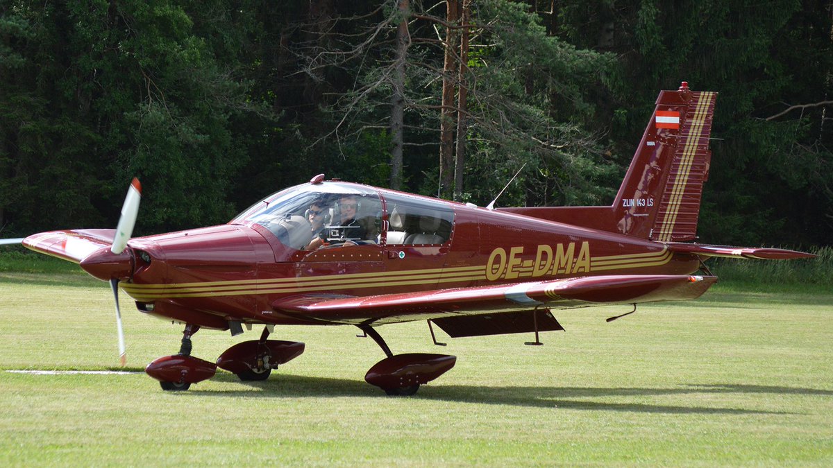 aviation_graz's tweet photo. a powerful aircraft
➡ Flugsportclub Ferlach
✈ Zlin Z143 OE-DMA
🌍 Airfield Ferlach-Glainach | LOKG
.

#lokg #flugplatzferlach #ferlach #glainach
.
#airfest #flugsportclub #generalaviation #z143 #zlin #aviation #plane #flugzeug #spotting #austria #avgeek #aviation #planerd https://t.co/2GeKCwdX2X