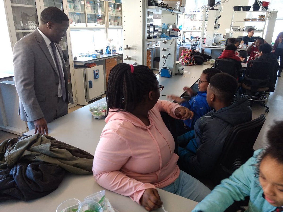 WARF_News's tweet photo. We were pleased to welcome @DavidCrowleyWI &amp; students from @MLLschool to the @DiscoveryBldg today! @StateRelations @UWMadison @Morgridge_Inst @WIDiscovery https://t.co/oXnQHDOWhA