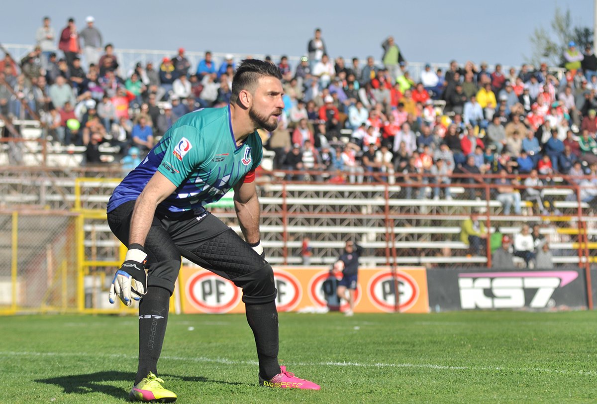 DatitosDeFutbol's tweet photo. En #DatitosFutbol comenzaremos con nuestro #RankingLivingstone de arqueros.
Recordamos a los #Livingstone del #Transicion2017:
#1ºA: JOSE LUIS GAMONAL (@Temucooficial ): 0,80 gol x partido.
#1ºB: LUCAS GIOVINI (@ulcsadpoficial ): 0,78.
#2ª: CARLOS JULIO (@depvallenar ): 0,80. https://t.co/1lwW8DKk0B