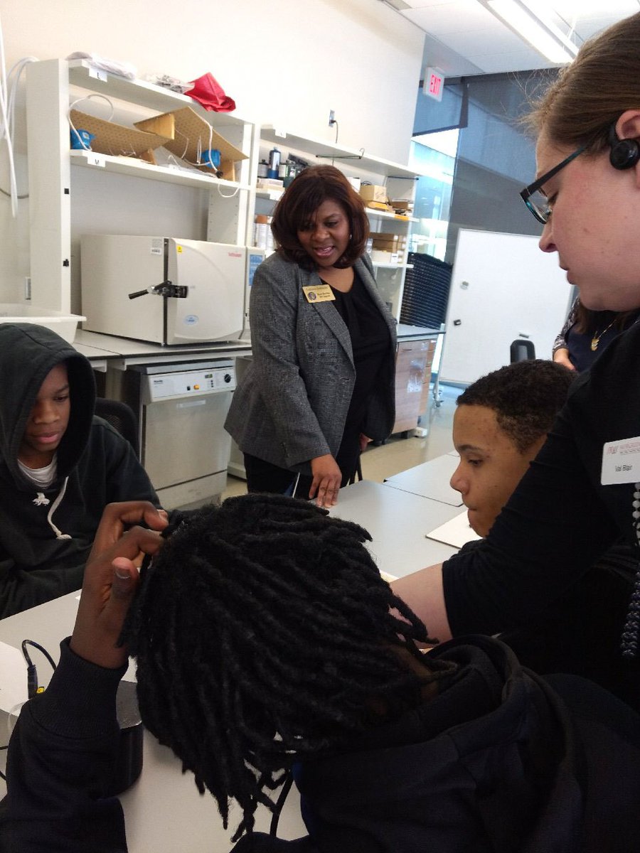 WARF_News's tweet photo. We were also delighted to welcome @StateSenLaTonya to the @DiscoveryBldg today along with students from @MLLschool! @StateRelations @UWMadison @Morgridge_Inst @WIDiscovery https://t.co/F9b3KOintq