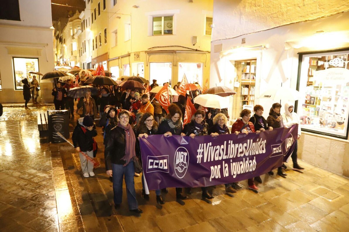 ⚠️ #ULTIMAHORA Unas 2.000 personas se manifiestan en Maó por el Dia de la Dona buff.ly/2IdDjDZ