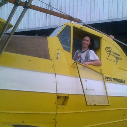 CAPBAOficial's tweet photo. Hoy #VolemosJuntos tiene un deseo:
Ojalá pronto haya muchas más chicas volando en nuestra actividad.
Gracias x la foto a Maria Poratti , piloto y socia de CAPBA.
#DiaDeLaMujer  #FelizDiaDeLaMujer https://t.co/5DEoiUE9xl